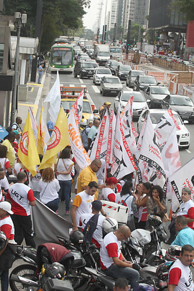  UGT (União Geral do Trabalhadores) e motoqueiros fazem manifestação em frente a FIESP, na avenida Paulista, contra a PL 4330  <a href="http://www1.folha.uol.com.br/mercado/2015/04/1616783-manifestantes-bloqueiam-dutra-contra-projeto-de-terceirizacao.shtml">Leia mais</a> 