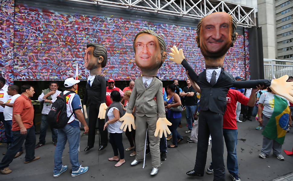 Centrais sindicais e movimentos populares fazem ato em frente à Fiesp na Av. Paulista contra o projeto de lei que amplia a terceirização <a href="http://www1.folha.uol.com.br/mercado/2015/04/1616783-manifestantes-bloqueiam-dutra-contra-projeto-de-terceirizacao.shtml">Leia mais</a> 