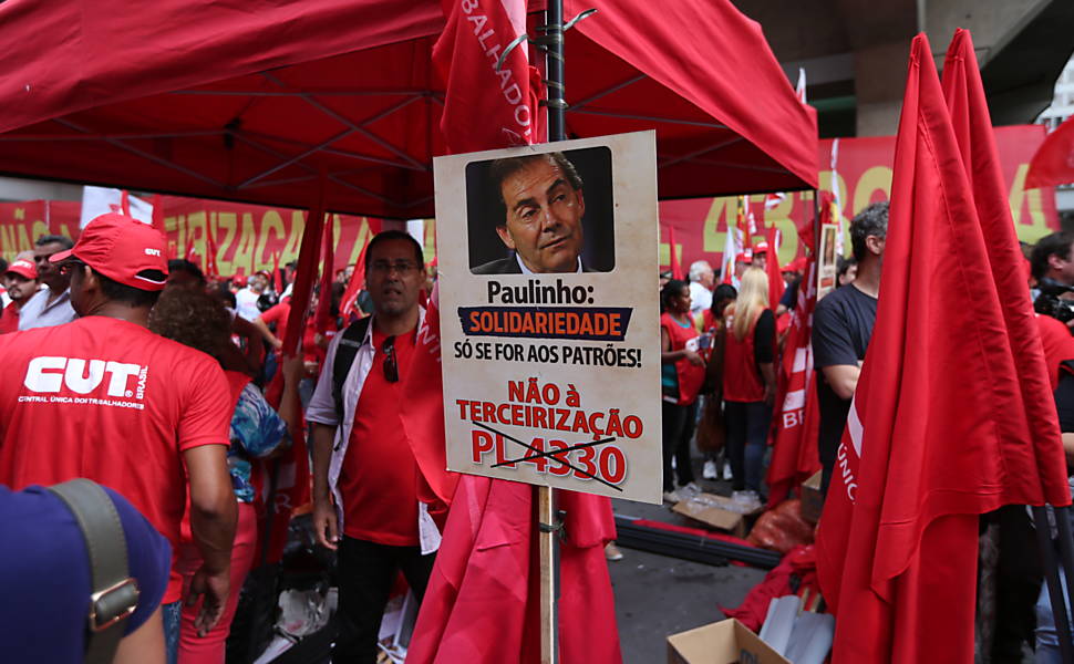 Centrais sindicais e movimentos populares fazem ato em frente à Fiesp na Av. Paulista contra o projeto de lei que amplia a terceirização <a href="http://www1.folha.uol.com.br/mercado/2015/04/1616783-manifestantes-bloqueiam-dutra-contra-projeto-de-terceirizacao.shtml">Leia mais</a> 