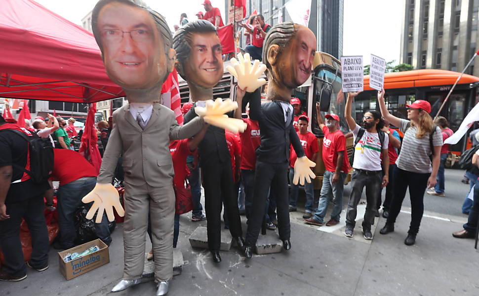 Centrais sindicais e movimentos populares fazem ato em frente à Fiesp na Av. Paulista contra o projeto de lei que amplia a terceirização <a href="http://www1.folha.uol.com.br/mercado/2015/04/1616783-manifestantes-bloqueiam-dutra-contra-projeto-de-terceirizacao.shtml">Leia mais</a> 