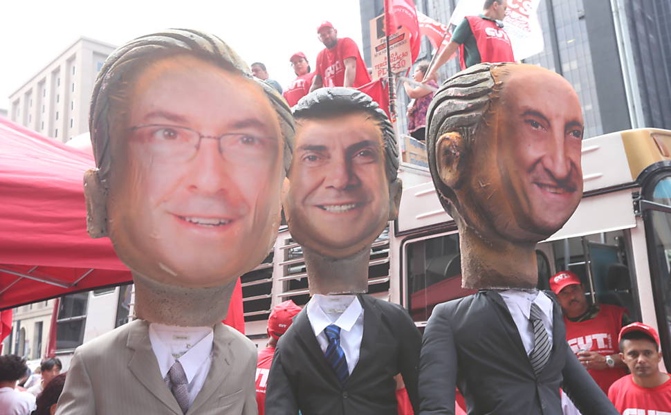 Centrais sindicais e movimentos populares fazem ato em frente à Fiesp na Av. Paulista contra o projeto de lei que amplia a terceirização <a href="http://www1.folha.uol.com.br/mercado/2015/04/1616783-manifestantes-bloqueiam-dutra-contra-projeto-de-terceirizacao.shtml">Leia mais</a> 