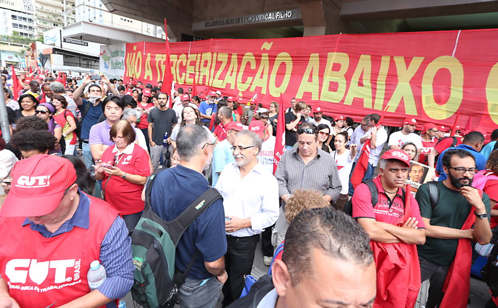 Centrais sindicais e movimentos populares fazem ato em frente à Fiesp na Av. Paulista contra o projeto de lei que amplia a terceirização <a href="http://www1.folha.uol.com.br/mercado/2015/04/1616783-manifestantes-bloqueiam-dutra-contra-projeto-de-terceirizacao.shtml">Leia mais</a> 