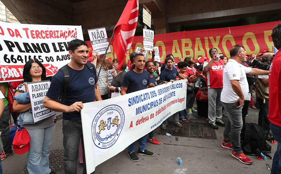 Centrais sindicais e movimentos populares fazem ato em frente à Fiesp na Av. Paulista contra o projeto de lei que amplia a terceirização <a href="http://www1.folha.uol.com.br/mercado/2015/04/1616783-manifestantes-bloqueiam-dutra-contra-projeto-de-terceirizacao.shtml">Leia mais</a> 
