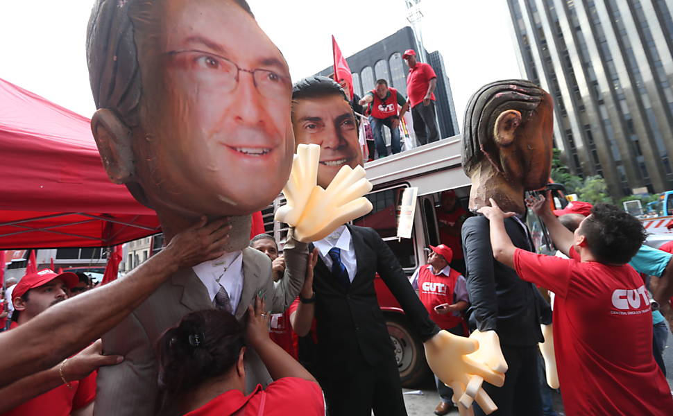 Centrais sindicais e movimentos populares fazem ato em frente à Fiesp na Av. Paulista contra o projeto de lei que amplia a terceirização <a href="http://www1.folha.uol.com.br/mercado/2015/04/1616783-manifestantes-bloqueiam-dutra-contra-projeto-de-terceirizacao.shtml">Leia mais</a> 