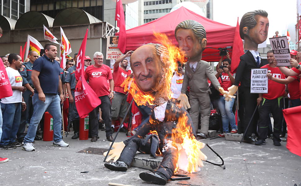 Centrais sindicais e movimentos populares fazem ato em frente à Fiesp na Av. Paulista contra o projeto de lei que amplia a terceirização <a href="http://www1.folha.uol.com.br/mercado/2015/04/1616783-manifestantes-bloqueiam-dutra-contra-projeto-de-terceirizacao.shtml">Leia mais</a> 