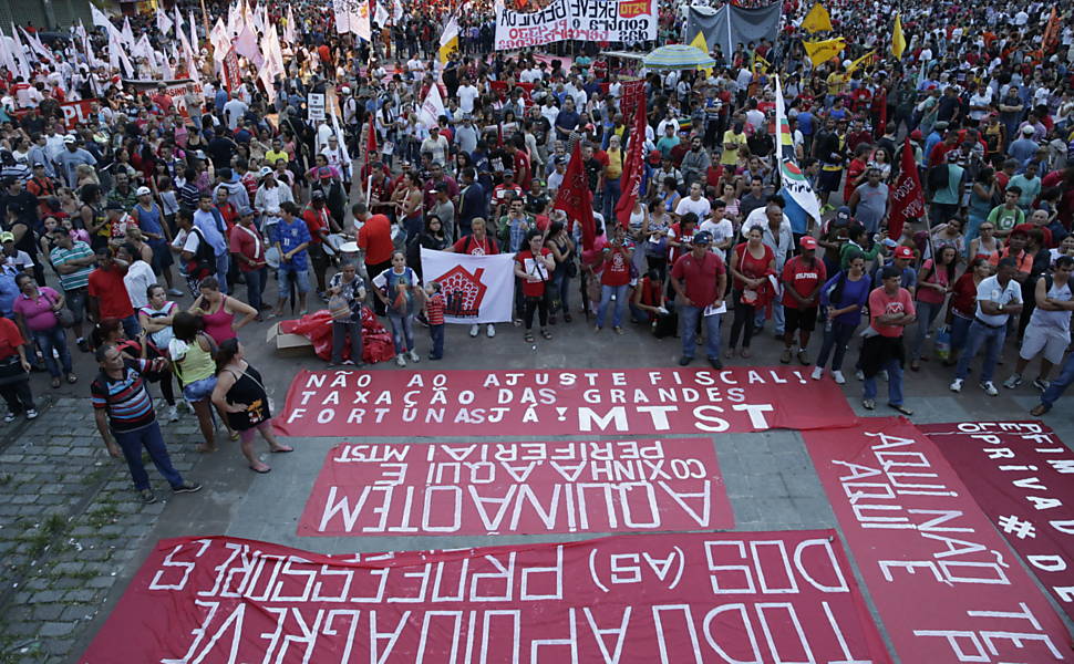 O MTST realiza protesto contra o projeto de lei que amplia a terceirização, no Largo da Batata, em Pinheiros <a href="http://www1.folha.uol.com.br/mercado/2015/04/1616783-manifestantes-bloqueiam-dutra-contra-projeto-de-terceirizacao.shtml">Leia mais</a> 