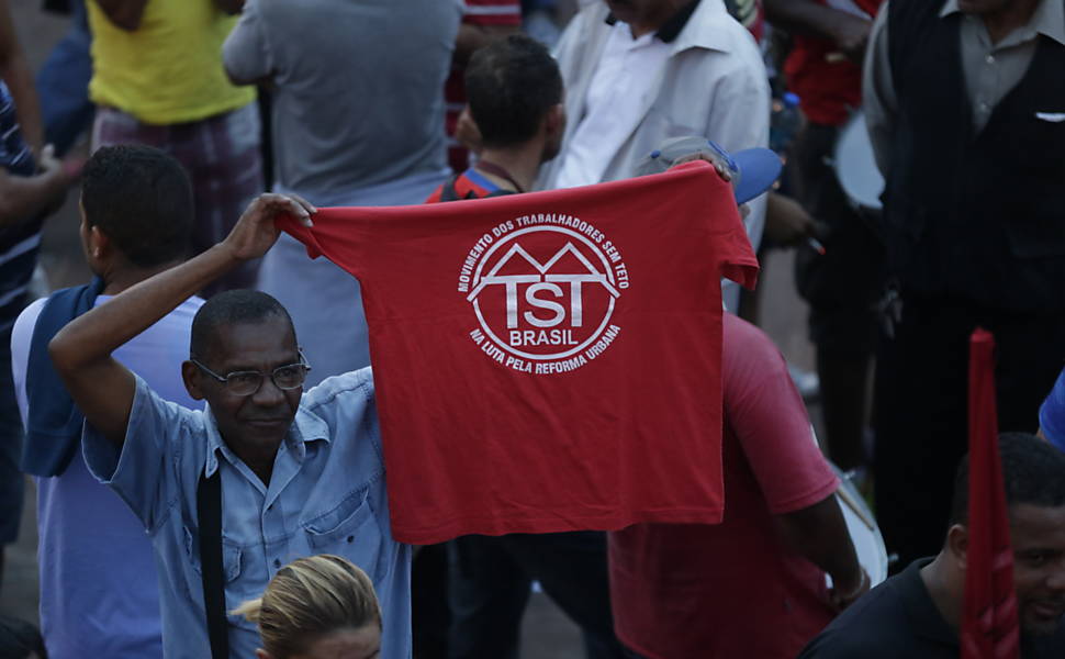 O MTST realiza protesto contra o projeto de lei que amplia a terceirização, no Largo da Batata, em Pinheiros <a href="http://www1.folha.uol.com.br/mercado/2015/04/1616783-manifestantes-bloqueiam-dutra-contra-projeto-de-terceirizacao.shtml">Leia mais</a> 