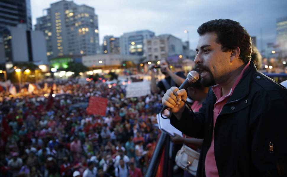 Guilherme Boulos, coordenador nacional do Movimento dos Trabalhadores Sem-Teto, discursa durante protesto contra o projeto de lei que amplia a terceirização, no Largo da Batata, em Pinheiros <a href="http://www1.folha.uol.com.br/mercado/2015/04/1616783-manifestantes-bloqueiam-dutra-contra-projeto-de-terceirizacao.shtml">Leia mais</a> 