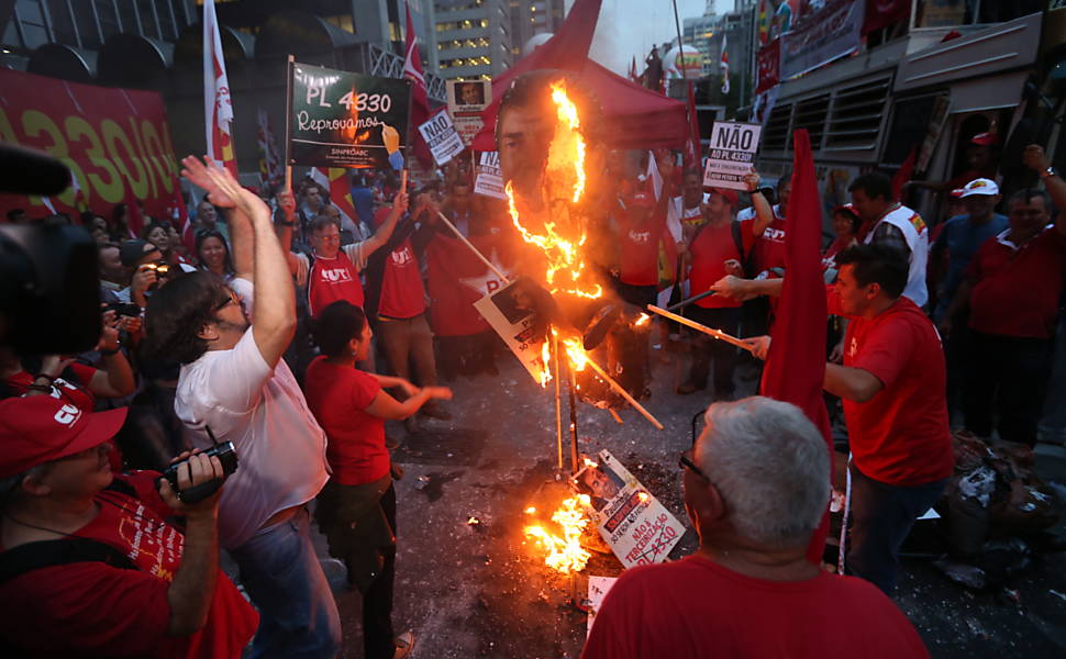 Centrais sindicais e movimentos populares fazem ato em frente à Fiesp na av. Paulista contra o projeto de lei que amplia a terceirização <a href="http://www1.folha.uol.com.br/mercado/2015/04/1616783-manifestantes-bloqueiam-dutra-contra-projeto-de-terceirizacao.shtml">Leia mais</a> 