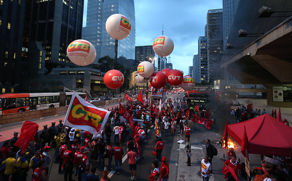 Centrais sindicais e movimentos populares fazem ato em frente à Fiesp na av. Paulista contra o projeto de lei que amplia a terceirização <a href="http://www1.folha.uol.com.br/mercado/2015/04/1616783-manifestantes-bloqueiam-dutra-contra-projeto-de-terceirizacao.shtml">Leia mais</a> 