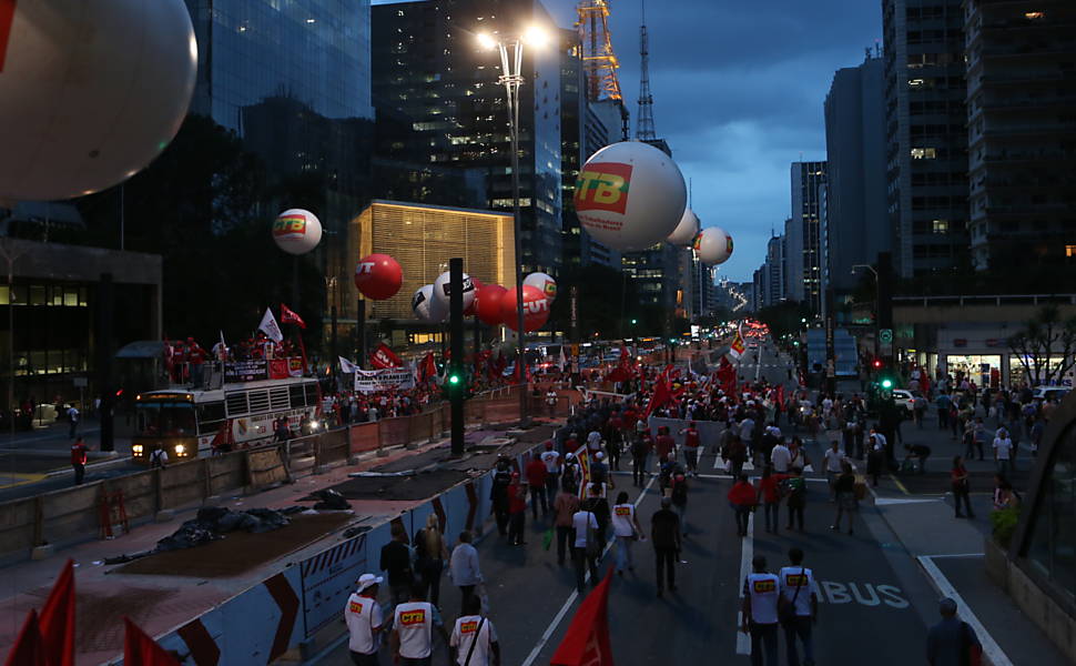 Centrais sindicais e movimentos populares fazem ato em frente à Fiesp na av. Paulista contra o projeto de lei que amplia a terceirização <a href="http://www1.folha.uol.com.br/mercado/2015/04/1616783-manifestantes-bloqueiam-dutra-contra-projeto-de-terceirizacao.shtml">Leia mais</a> 