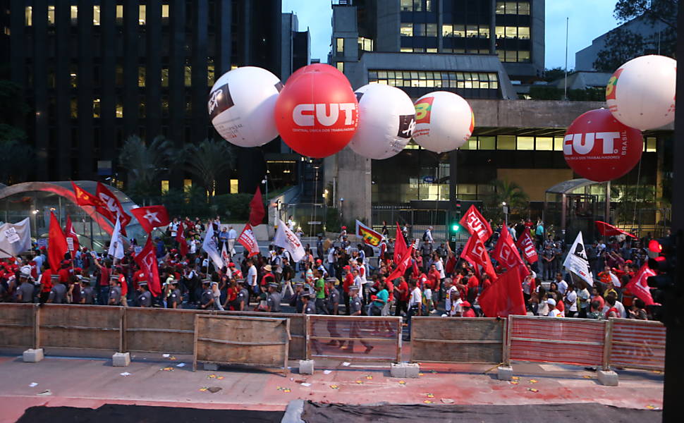 Centrais sindicais e movimentos populares fazem ato em frente à Fiesp na av. Paulista contra o projeto de lei que amplia a terceirização <a href="http://www1.folha.uol.com.br/mercado/2015/04/1616783-manifestantes-bloqueiam-dutra-contra-projeto-de-terceirizacao.shtml">Leia mais</a> 