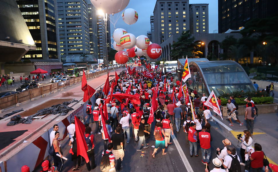 Centrais sindicais e movimentos populares fazem ato em frente à Fiesp na av. Paulista contra o projeto de lei que amplia a terceirização <a href="http://www1.folha.uol.com.br/mercado/2015/04/1616783-manifestantes-bloqueiam-dutra-contra-projeto-de-terceirizacao.shtml">Leia mais</a> 