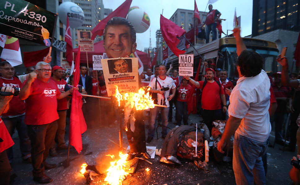 Centrais sindicais e movimentos populares fazem ato em frente à Fiesp na av. Paulista contra o projeto de lei que amplia a terceirização <a href="http://www1.folha.uol.com.br/mercado/2015/04/1616783-manifestantes-bloqueiam-dutra-contra-projeto-de-terceirizacao.shtml">Leia mais</a> 