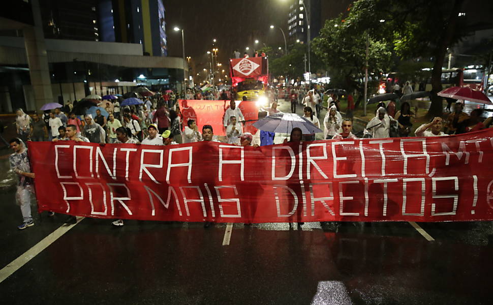 Manifestantes sobem a av. Rebouças em direção à rua Oscar Freire durante protesto contra o projeto de lei que amplia a terceirização <a href="http://www1.folha.uol.com.br/mercado/2015/04/1616783-manifestantes-bloqueiam-dutra-contra-projeto-de-terceirizacao.shtml">Leia mais</a> 