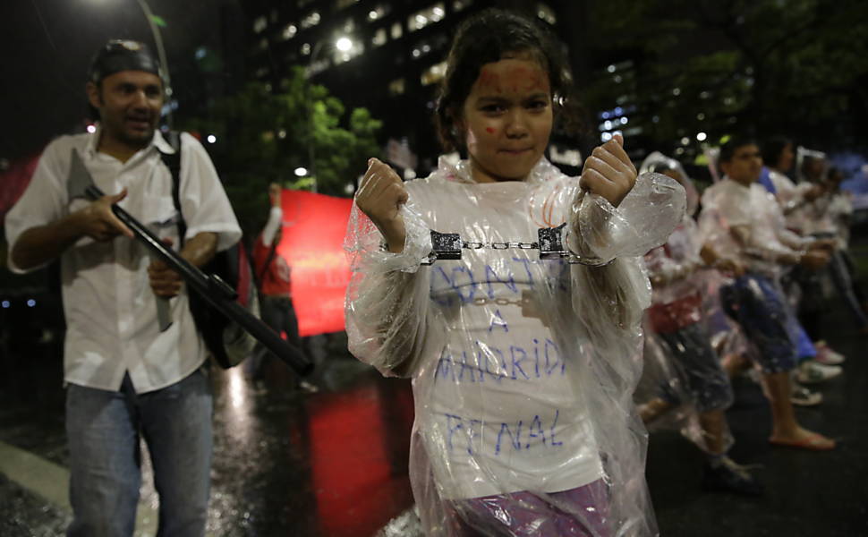 Manifestantes sobem a av. Rebouças em direção à rua Oscar Freire durante protesto contra o projeto de lei que amplia a terceirização <a href="http://www1.folha.uol.com.br/mercado/2015/04/1616783-manifestantes-bloqueiam-dutra-contra-projeto-de-terceirizacao.shtml">Leia mais</a> 