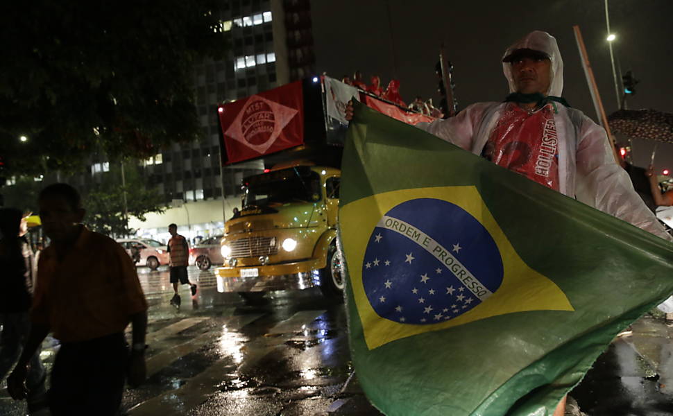 Manifestantes sobem a av. Rebouças em direção à rua Oscar Freire durante protesto contra o projeto de lei que amplia a terceirização <a href="http://www1.folha.uol.com.br/mercado/2015/04/1616783-manifestantes-bloqueiam-dutra-contra-projeto-de-terceirizacao.shtml">Leia mais</a> 
