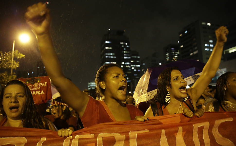 Manifestantes sobem a av. Rebouças em direção à rua Oscar Freire durante protesto contra o projeto de lei que amplia a terceirização <a href="http://www1.folha.uol.com.br/mercado/2015/04/1616783-manifestantes-bloqueiam-dutra-contra-projeto-de-terceirizacao.shtml">Leia mais</a> 