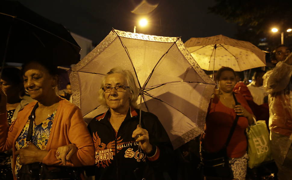 Manifestantes sobem a av. Rebouças em direção à rua Oscar Freire durante protesto contra o projeto de lei que amplia a terceirização <a href="http://www1.folha.uol.com.br/mercado/2015/04/1616783-manifestantes-bloqueiam-dutra-contra-projeto-de-terceirizacao.shtml">Leia mais</a> 