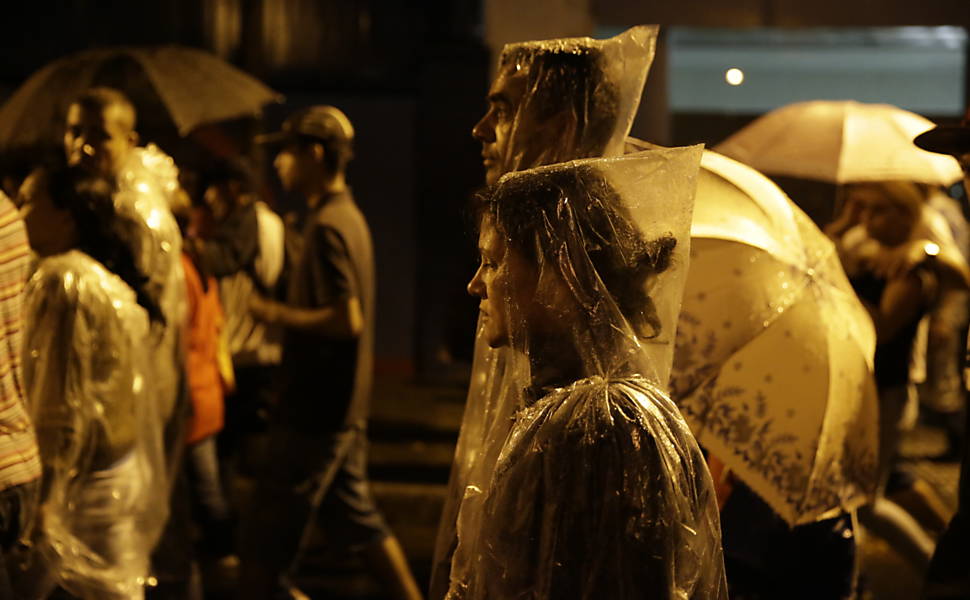 Manifestantes sobem a av. Rebouças em direção à rua Oscar Freire durante protesto contra o projeto de lei que amplia a terceirização <a href="http://www1.folha.uol.com.br/mercado/2015/04/1616783-manifestantes-bloqueiam-dutra-contra-projeto-de-terceirizacao.shtml">Leia mais</a> 