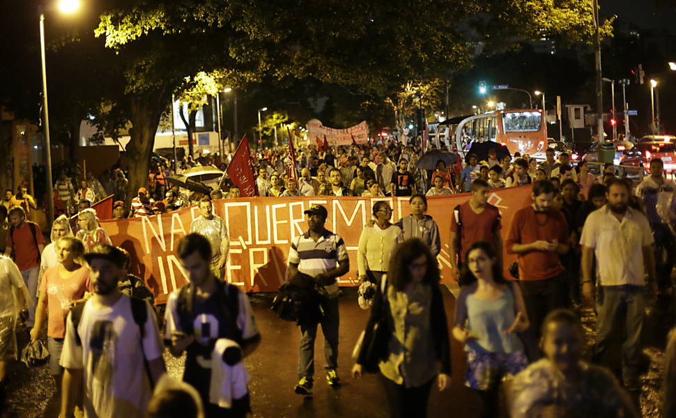 Manifestantes sobem a av. Rebouças em direção à rua Oscar Freire durante protesto contra o projeto de lei que amplia a terceirização <a href="http://www1.folha.uol.com.br/mercado/2015/04/1616783-manifestantes-bloqueiam-dutra-contra-projeto-de-terceirizacao.shtml">Leia mais</a> 