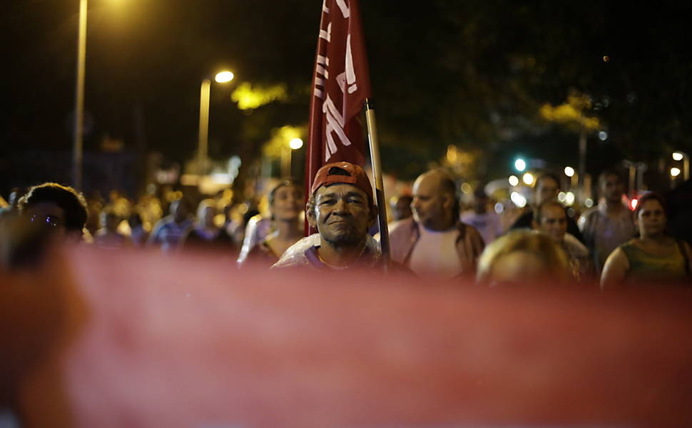 Manifestantes sobem a av. Rebouças em direção à rua Oscar Freire durante protesto contra o projeto de lei que amplia a terceirização <a href="http://www1.folha.uol.com.br/mercado/2015/04/1616783-manifestantes-bloqueiam-dutra-contra-projeto-de-terceirizacao.shtml">Leia mais</a> 