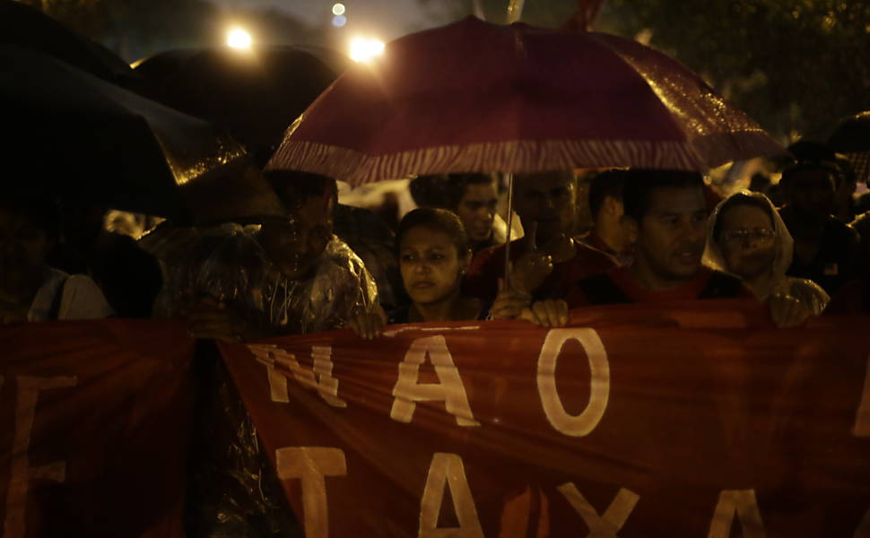 Manifestantes sobem a av. Rebouças em direção à rua Oscar Freire durante protesto contra o projeto de lei que amplia a terceirização <a href="http://www1.folha.uol.com.br/mercado/2015/04/1616783-manifestantes-bloqueiam-dutra-contra-projeto-de-terceirizacao.shtml">Leia mais</a> 