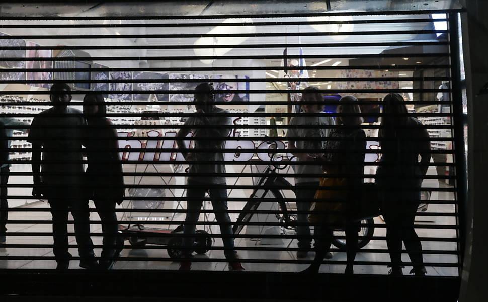 Lojistas fecham as portas na rua Oscar Freire durante passagem do protesto contra o projeto de lei que amplia a terceirização <a href="http://www1.folha.uol.com.br/mercado/2015/04/1616783-manifestantes-bloqueiam-dutra-contra-projeto-de-terceirizacao.shtml">Leia mais</a> 