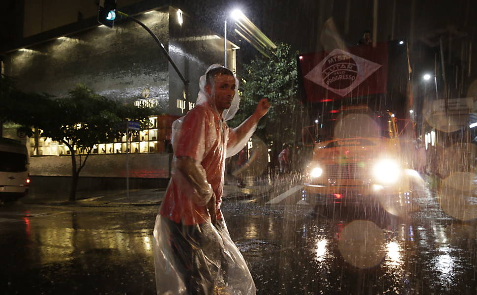 Manifestantes passam rua Oscar Freire durante protesto contra o projeto de lei que amplia a terceirização <a href="http://www1.folha.uol.com.br/mercado/2015/04/1616783-manifestantes-bloqueiam-dutra-contra-projeto-de-terceirizacao.shtml">Leia mais</a> 