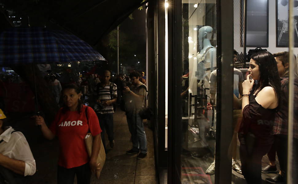 Lojistas fecham as portas na rua Oscar Freire durante passagem do protesto contra o projeto de lei que amplia a terceirização <a href="http://www1.folha.uol.com.br/mercado/2015/04/1616783-manifestantes-bloqueiam-dutra-contra-projeto-de-terceirizacao.shtml">Leia mais</a> 