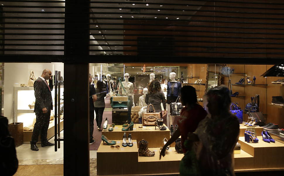 Lojistas fecham as portas na rua Oscar Freire durante passagem do protesto contra o projeto de lei que amplia a terceirização <a href="http://www1.folha.uol.com.br/mercado/2015/04/1616783-manifestantes-bloqueiam-dutra-contra-projeto-de-terceirizacao.shtml">Leia mais</a> 