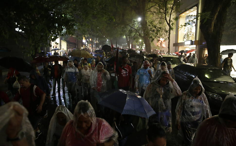 Manifestantes passam rua Oscar Freire durante protesto contra o projeto de lei que amplia a terceirização <a href="http://www1.folha.uol.com.br/mercado/2015/04/1616783-manifestantes-bloqueiam-dutra-contra-projeto-de-terceirizacao.shtml">Leia mais</a> 