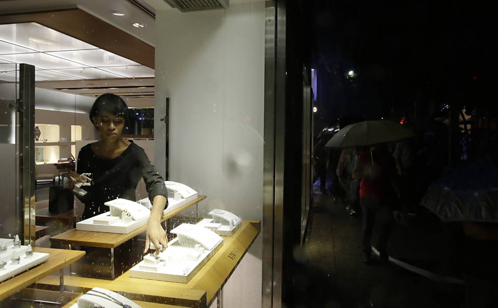 Lojistas retiram itens da vitrine e fecham as portas durante passagem do protesto, na rua Oscar Freire, contra o projeto de lei que amplia a terceirização <a href="http://www1.folha.uol.com.br/mercado/2015/04/1616783-manifestantes-bloqueiam-dutra-contra-projeto-de-terceirizacao.shtml">Leia mais</a> 