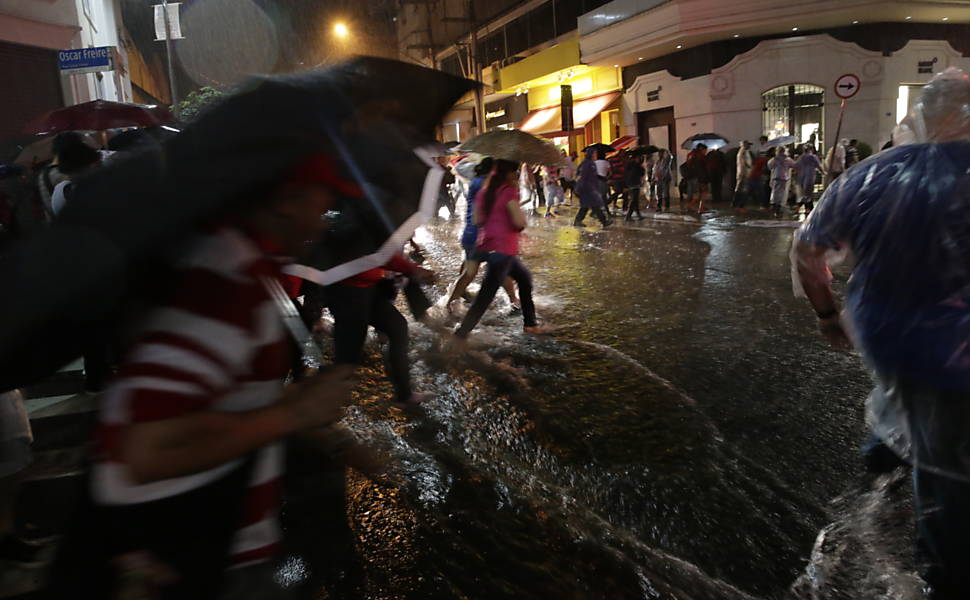 Manifestantes passam rua Oscar Freire durante protesto contra o projeto de lei que amplia a terceirização <a href="http://www1.folha.uol.com.br/mercado/2015/04/1616783-manifestantes-bloqueiam-dutra-contra-projeto-de-terceirizacao.shtml">Leia mais</a> 