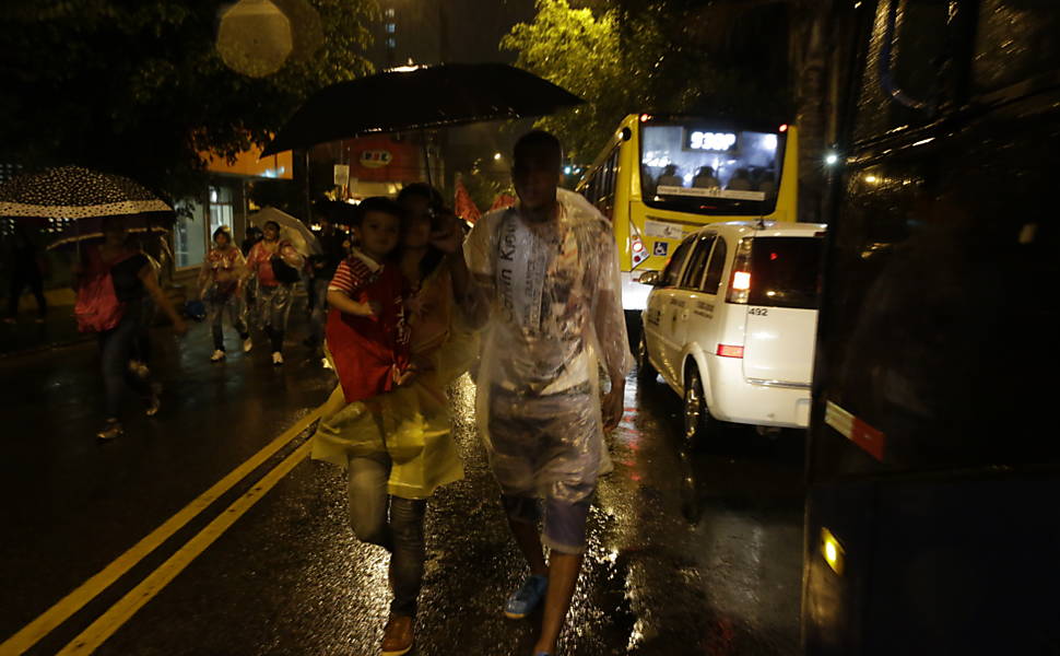 Manifestantes passam rua Oscar Freire durante protesto contra o projeto de lei que amplia a terceirização <a href="http://www1.folha.uol.com.br/mercado/2015/04/1616783-manifestantes-bloqueiam-dutra-contra-projeto-de-terceirizacao.shtml">Leia mais</a> 