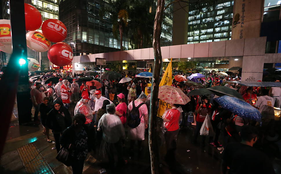 Na avenida Paulista, manifestantes protestam em frente ao prédio da Caixa <a href="http://www1.folha.uol.com.br/mercado/2015/04/1616783-manifestantes-bloqueiam-dutra-contra-projeto-de-terceirizacao.shtml">Leia mais</a> 