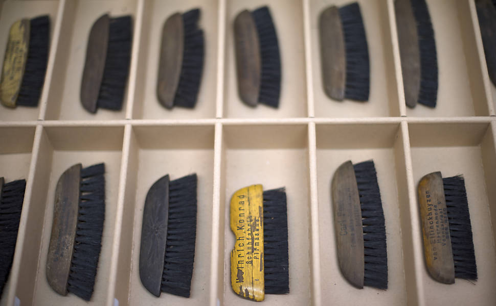 Escovas de limpeza que eram usadas pelos prisioneiros de Auschwitz são um dos itens recolhidos pelo museu