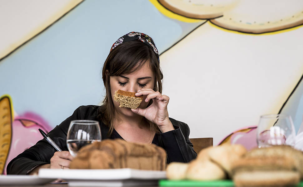 A repórter Magê Flores durante degustação de pães sem glúten