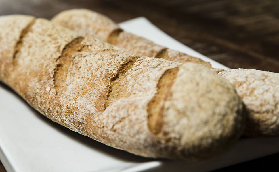 SERENDIPIA BAKERY: baguete, com polvilho e fécula de batata; NOTA MÉDIA FINAL: 6,3; sai por R$ 14 (duas unidades, de 250 g), sob encomenda; contato@renatamacena.com.br	

