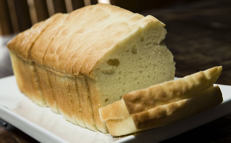 BOLOS CASEIROS BY SILVIA KAWAGUTI: branco, com farinha de arroz e féculas de batata e mandioca; NOTA MÉDIA FINAL: 3,3; sai por R$ 25 (800 g), sob encomenda. Tel. (11) 98789-1747/ 96842-0289.
