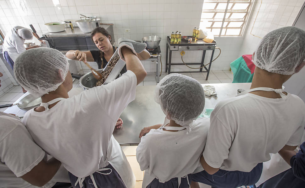 Famosa chef brasileña da clases de cocina y empleo a adolescentes infractores