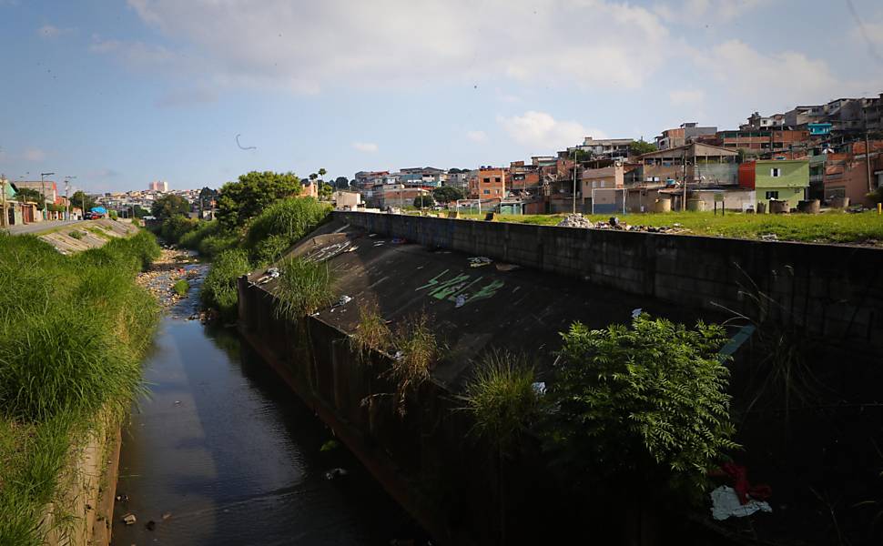Moradores de São Mateus, na zona leste de São Paulo, convivem há três anos ao lado de fossa a céu aberto na favela do Tanque
