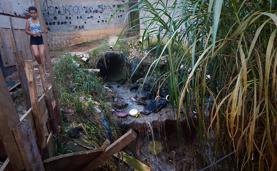Moradores de São Mateus, na zona leste de São Paulo, convivem há três anos ao lado de fossa a céu aberto na favela do Tanque