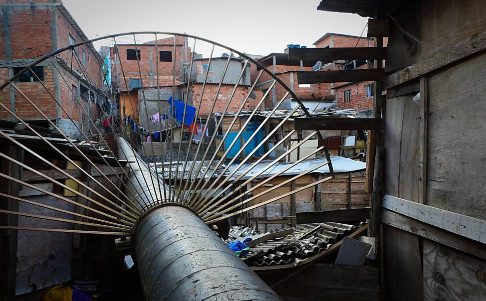 Tubulação de córrego que passa pela favela do Tanque, em São Mateus, na zona leste de São Paulo