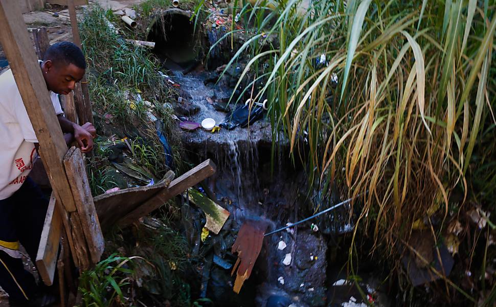 Moradores de São Mateus, na zona leste de São Paulo, convivem há três anos ao lado de fossa a céu aberto na favela do Tanque
