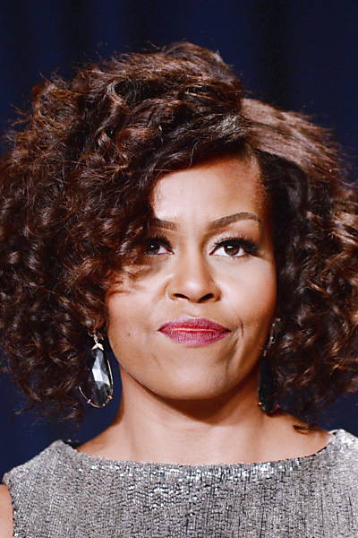 Michelle Obama exibe cabelos cacheados em evento na Casa Branca 