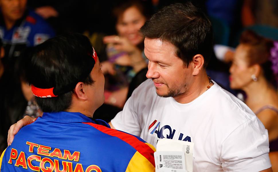 O ator Mark Wahlberg presencia a luta