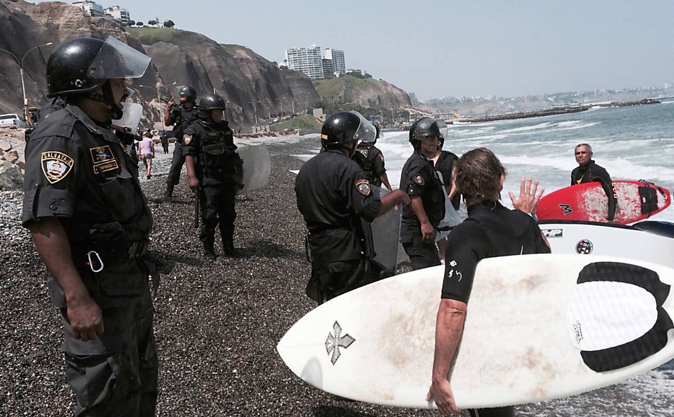 Surfistas peruanos protestam contra duplicação de rodovia