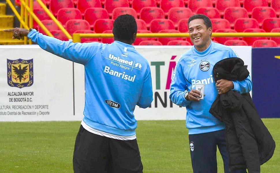Vanderlei Luxemburgo durante um treino do Grêmio, em 2013