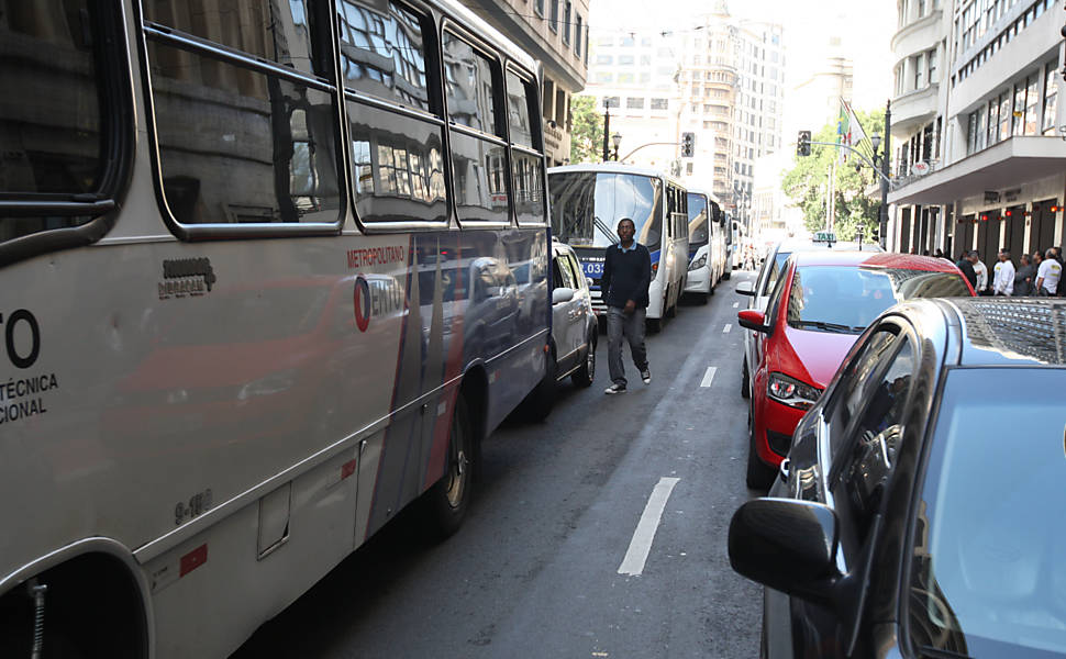 Motoristas de ônibus intermunicipais protestam no centro